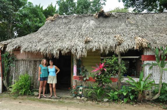Casa e ateliê da artista plástica europeia que veio morar embaixo da árvore sagrada dos mayas, em Chiquila, costa norte do Yucatán, no México